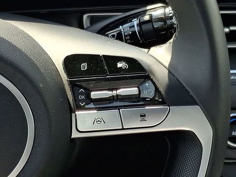 Used 2025 Hyundai Elantra Limited FWD image 23