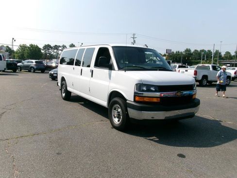 Used 2025 Chevrolet Express 3500 LT w/ LT Preferred Equipment Group RWD image 4