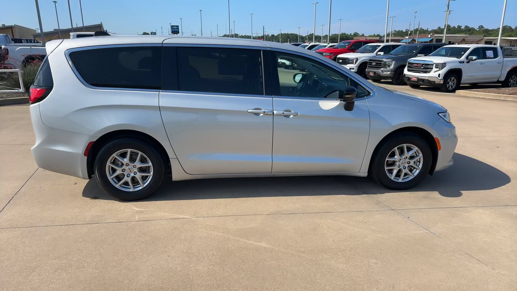 Used 2024 Chrysler Pacifica Touring-L FWD image 2