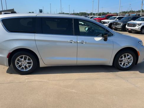Used 2024 Chrysler Pacifica Touring-L FWD image 2