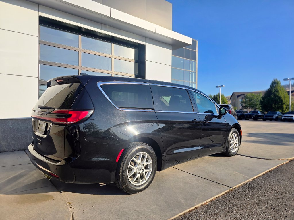 Used 2024 Chrysler Pacifica Touring-L FWD image 9