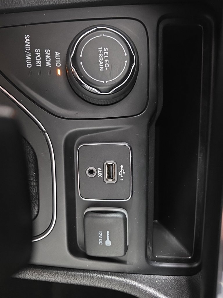 Used 2021 Jeep Cherokee Latitude Lux w/ Comfort/Convenience Group AWD/4WD image 19