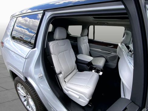 Used 2023 Jeep Grand Cherokee L Summit w/ Luxury Tech Group V AWD/4WD image 30