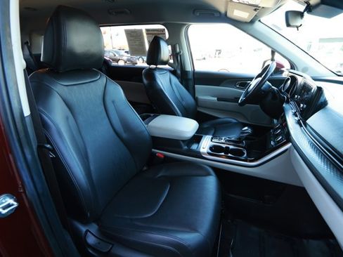 Used 2024 Kia Carnival LX image 27