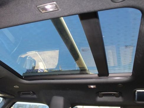 Used 2025 Land Rover Defender 110 S image 24