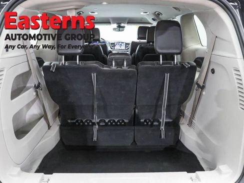 Used 2023 Chrysler Pacifica Touring-L FWD image 9