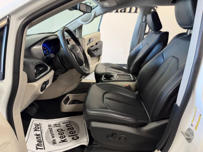 Used 2024 Chrysler Pacifica Touring-L FWD image 12