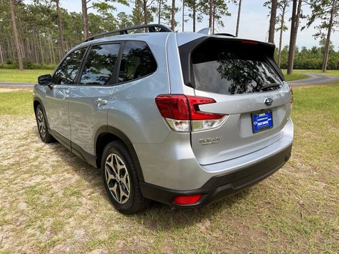 Used 2022 Subaru Forester Premium AWD/4WD image 3