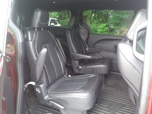 Used 2022 Chrysler Pacifica Touring-L w/ S Appearance Package FWD image 12