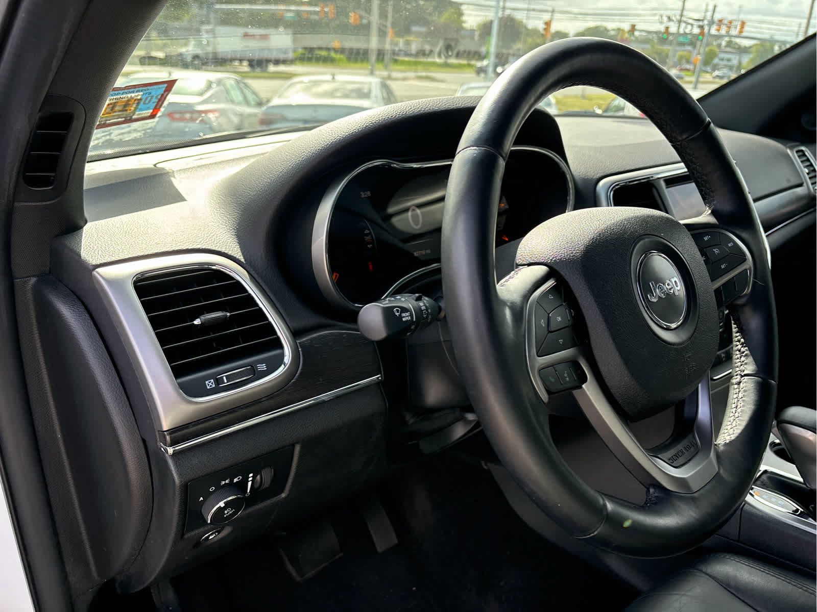 Used 2018 Jeep Grand Cherokee Limited AWD/4WD image 9