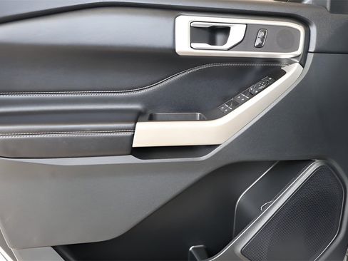 Used 2021 Ford Explorer XLT image 10