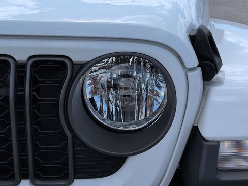 Used 2025 Jeep Gladiator Sport AWD/4WD image 10
