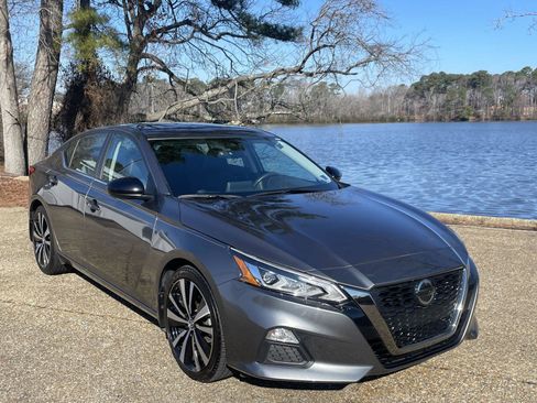 Used 2022 Nissan Altima 2.5 SR image 2