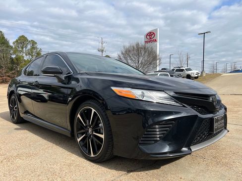 Used 2020 Toyota Camry XSE image 1