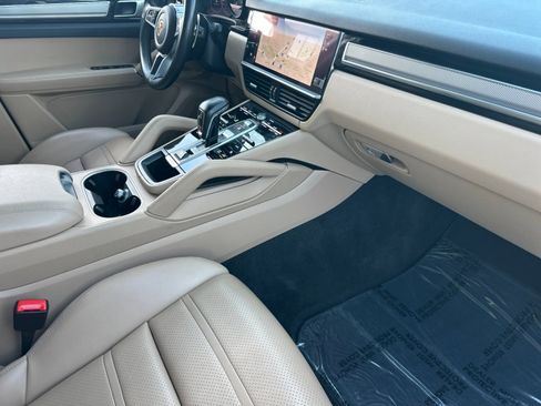 Used 2022 Porsche Cayenne Platinum Edition image 16