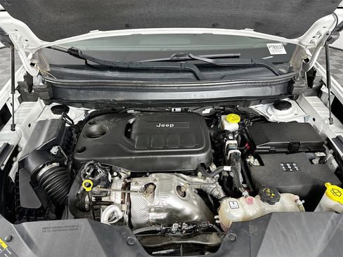 Used 2019 Jeep Cherokee Latitude Plus w/ Comfort/Convenience Group image 28