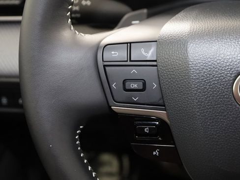 Used 2025 Toyota Camry SE image 32