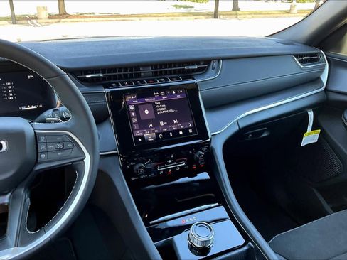 New 2025 Jeep Grand Cherokee Altitude image 6