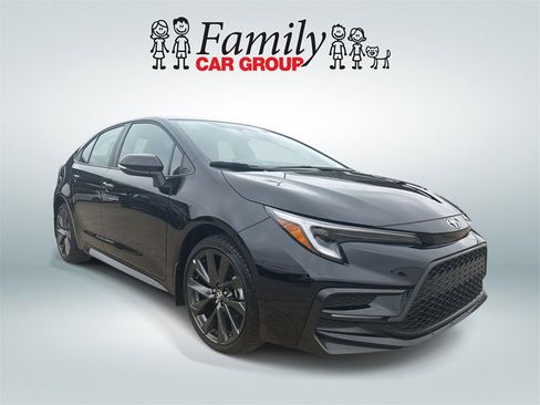 Used 2025 Toyota Corolla SE image 2