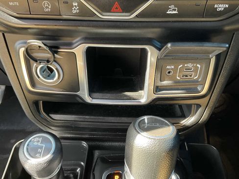 Used 2022 Jeep Gladiator Sport image 37