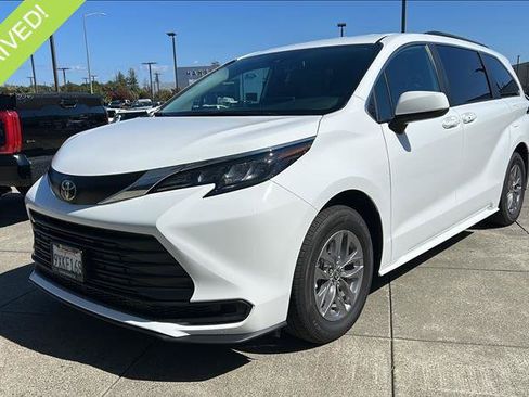 Certified 2026 Toyota Sienna LE FWD image 1