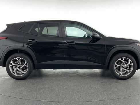 Used 2025 Chevrolet Trax LT w/ LT Convenience Package FWD image 11