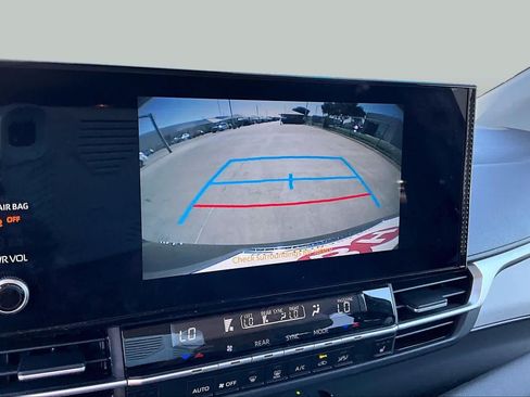Used 2025 Toyota Sienna XLE FWD image 25
