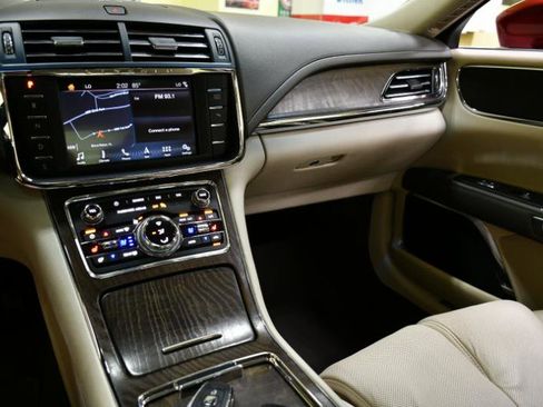 Used 2019 Lincoln Continental Select w/ Continental Climate Package image 30