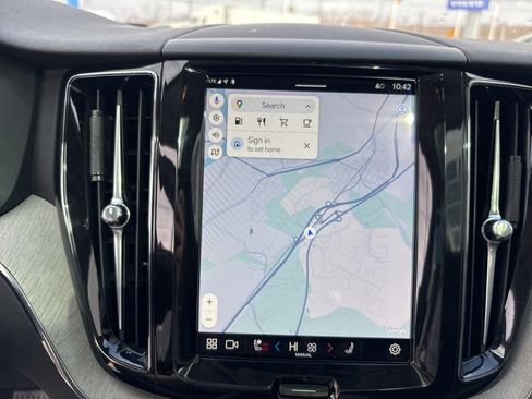 Used 2025 Volvo XC60 B5 Plus image 21