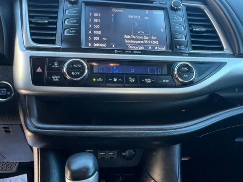 Used 2019 Toyota Highlander XLE image 12