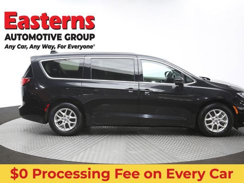 Used 2023 Chrysler Pacifica Touring-L FWD image 47
