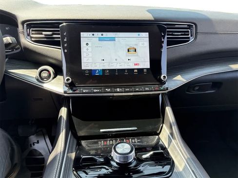 Used 2023 Jeep Wagoneer Series III w/ Preferred Equipment Group image 15