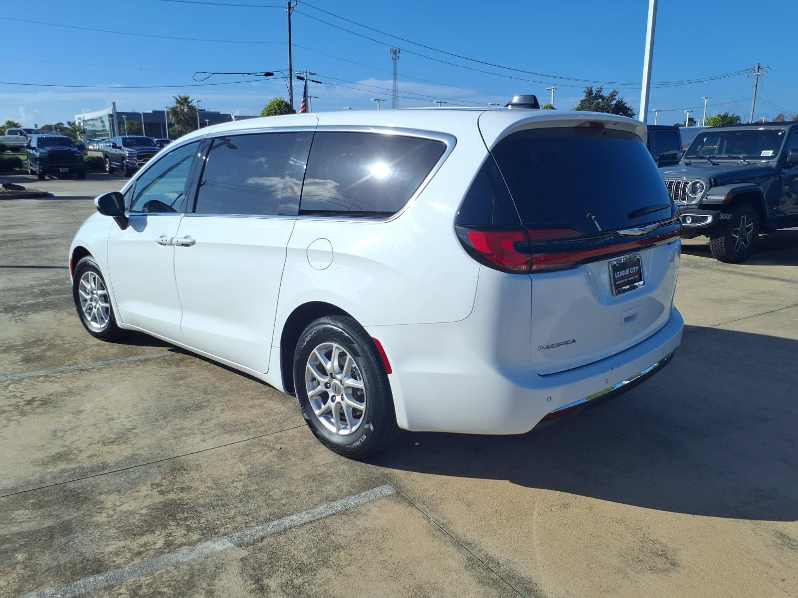 Used 2023 Chrysler Pacifica Touring-L FWD image 4