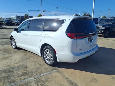 Used 2023 Chrysler Pacifica Touring-L FWD image 4