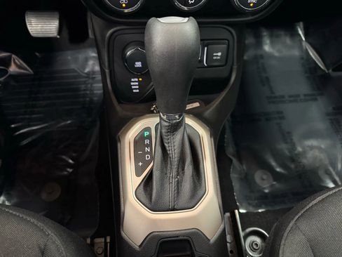 Used 2017 Jeep Renegade Latitude w/ Popular Equipment Group image 41