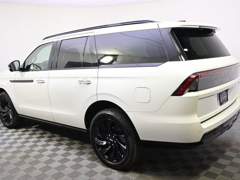 New 2026 Lincoln Navigator Reserve w/ Jet Appearance Package AWD/4WD image 3