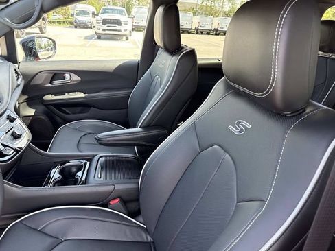 New 2027 Chrysler Pacifica Limited FWD image 22