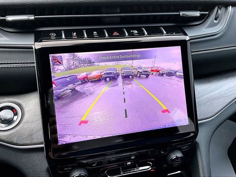 Used 2024 Jeep Grand Cherokee Limited w/ Black Appearance Package image 15