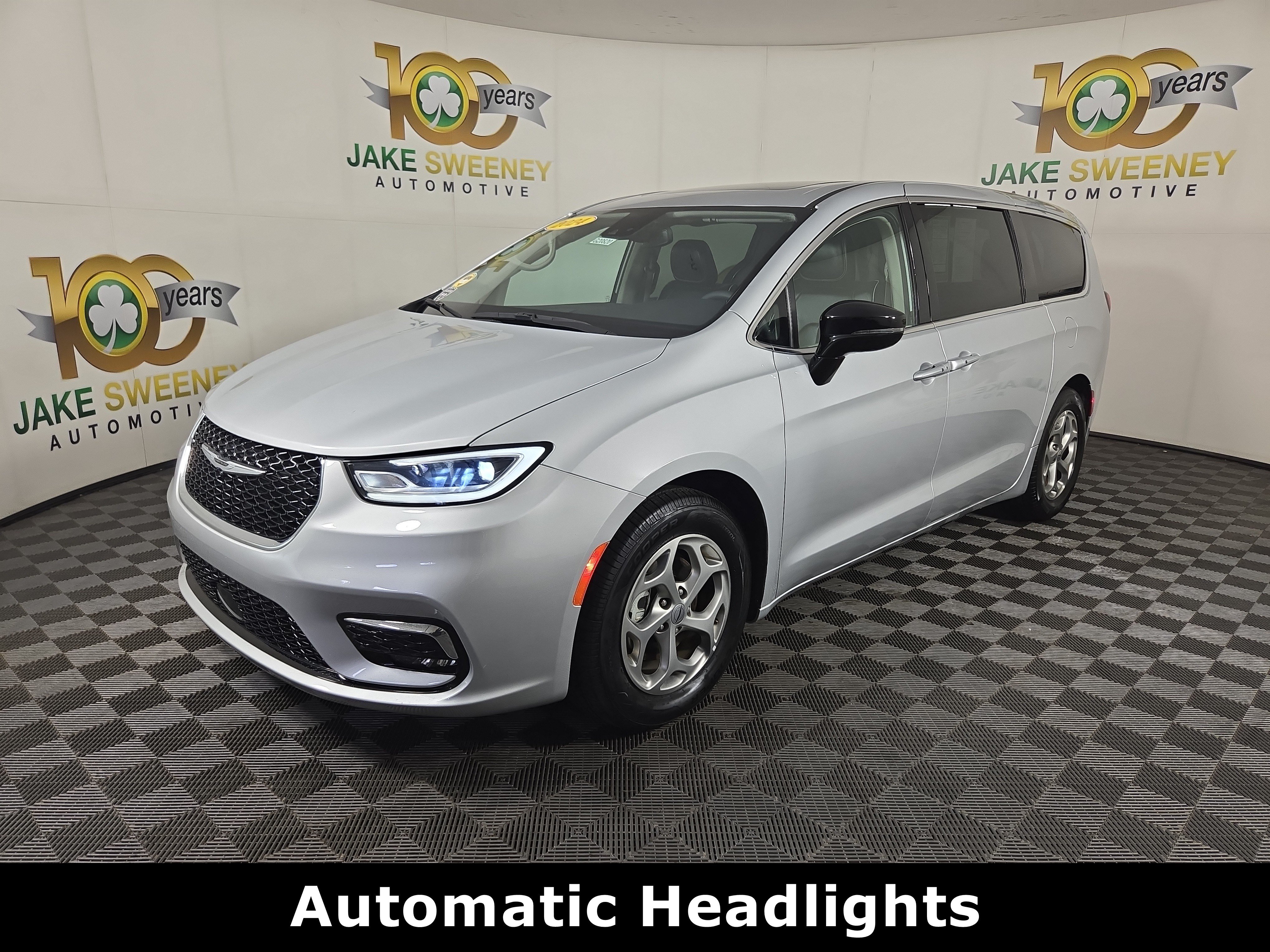 Used 2024 Chrysler Pacifica Limited FWD image 3