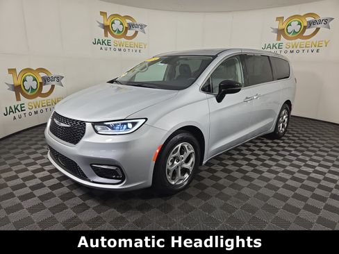 Used 2024 Chrysler Pacifica Limited FWD image 3