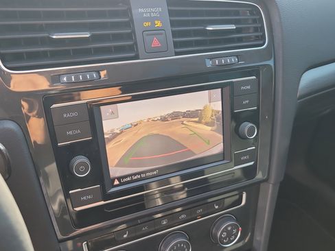 Used 2021 Volkswagen Golf 4-Door image 22