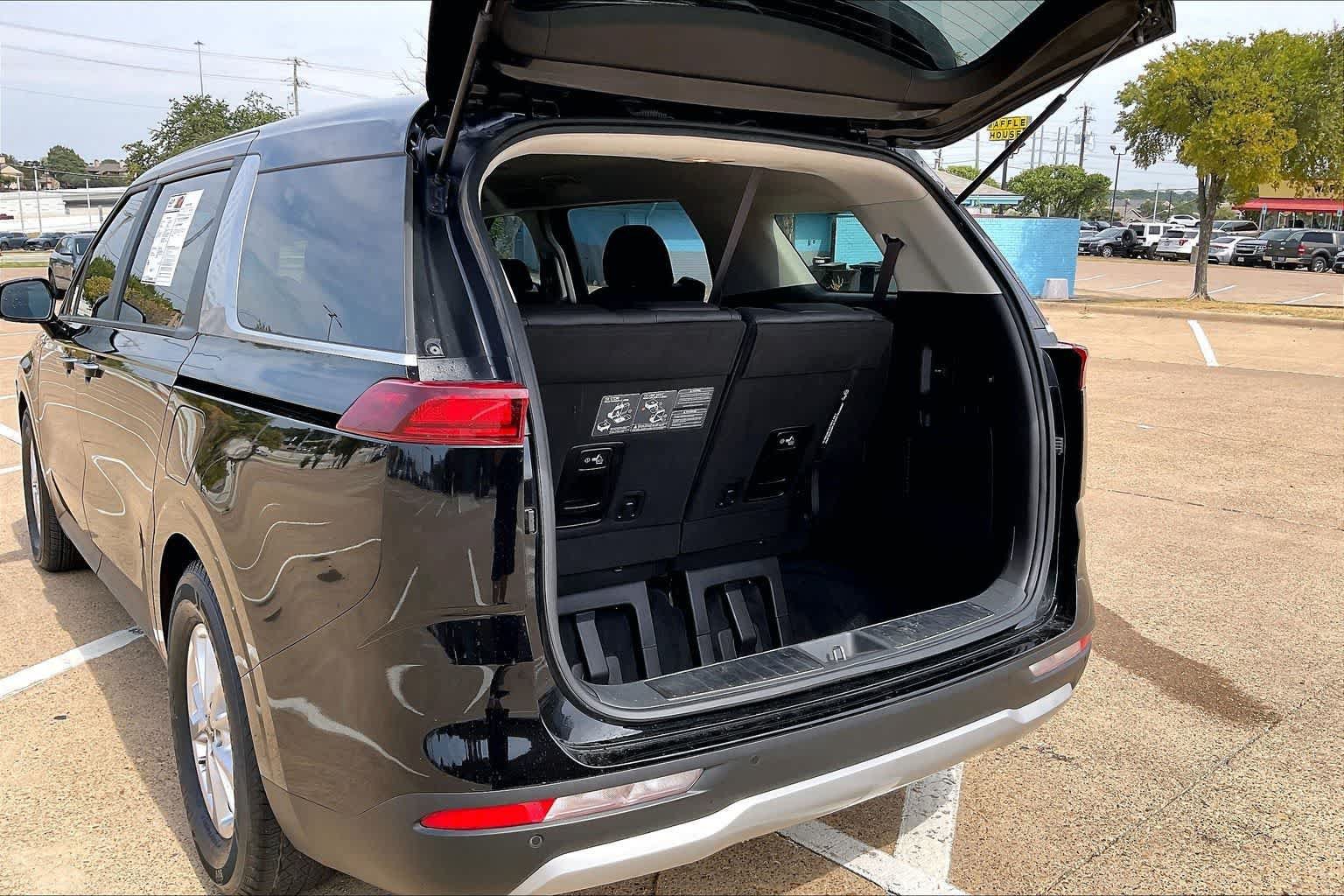 Certified 2023 Kia Carnival LX FWD image 16