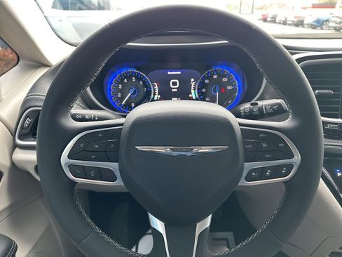 Used 2024 Chrysler Pacifica Touring-L AWD/4WD image 28