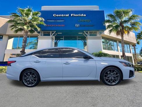 Used 2023 Nissan Altima 2.0 SR FWD image 4