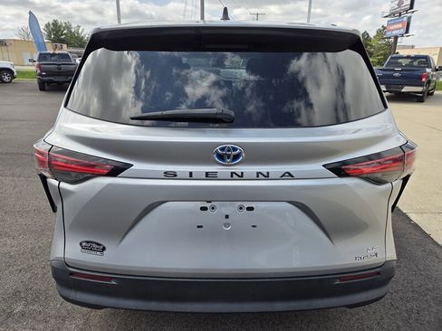 Used 2021 Toyota Sienna LE image 4