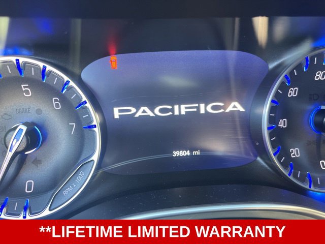 Used 2024 Chrysler Pacifica Limited w/ Uconnect Theater Family Group FWD image 3