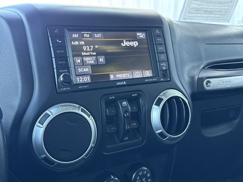 Used 2018 Jeep Wrangler Unlimited Sahara w/ Connectivity Group image 22