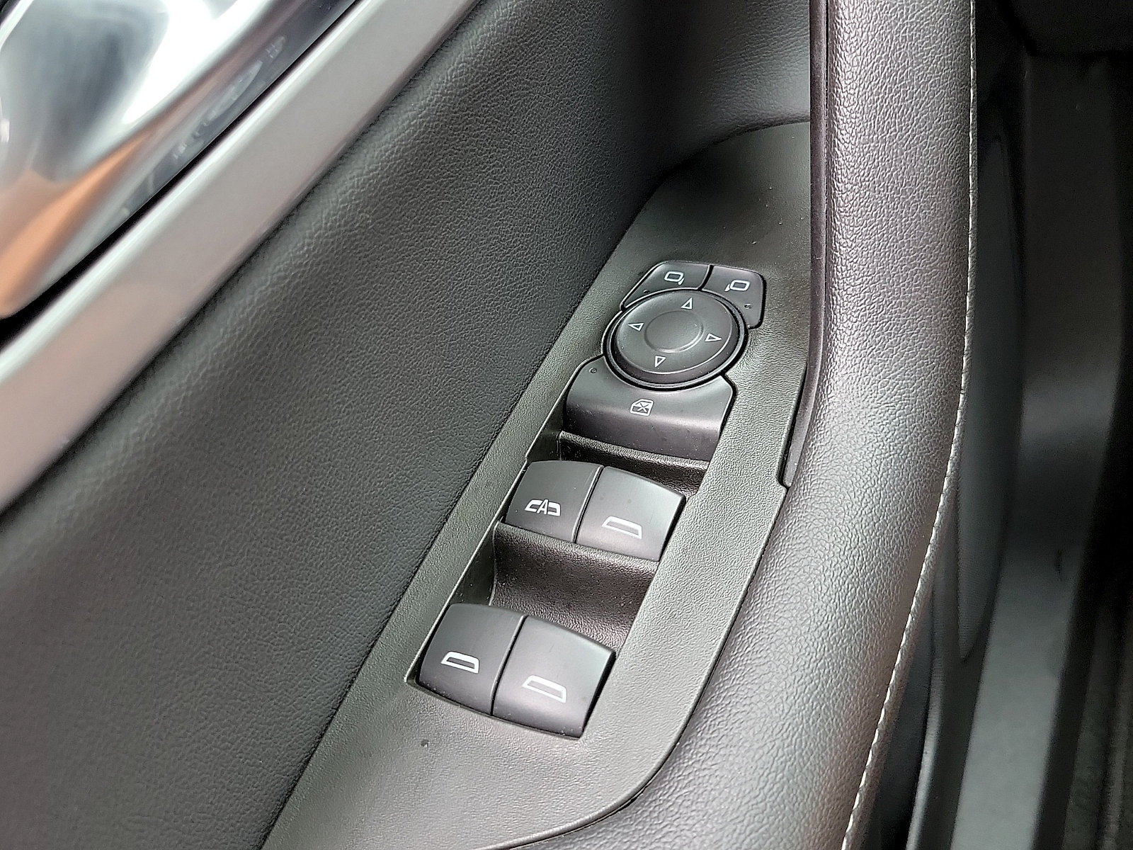 Used 2025 Chevrolet Blazer LT FWD image 13