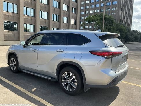 Used 2022 Toyota Highlander XLE FWD image 5