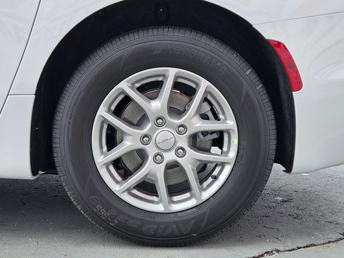 New 2027 Chrysler Pacifica Select FWD image 23